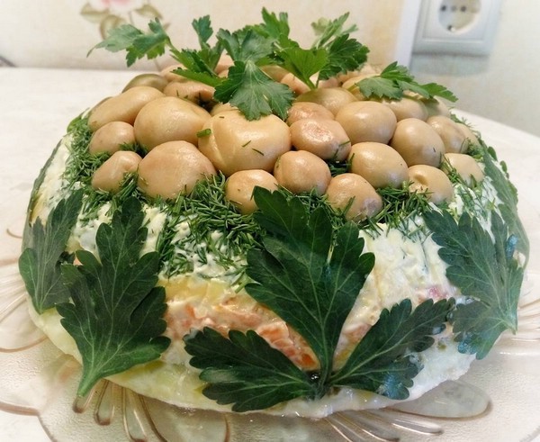 Салат с курицей, грибами, огурцами и сыром
