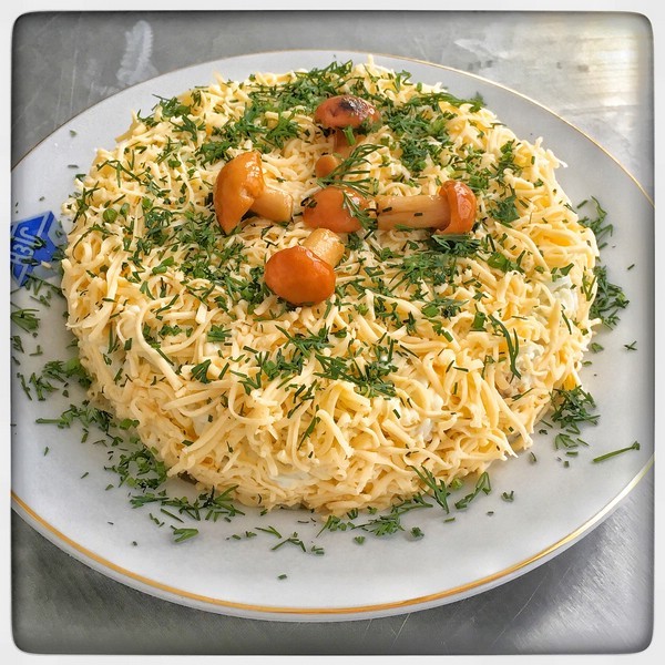 Салат с курицей, грибами, огурцами и сыром