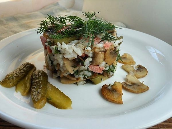 Салат с колбасой и солеными огурцами