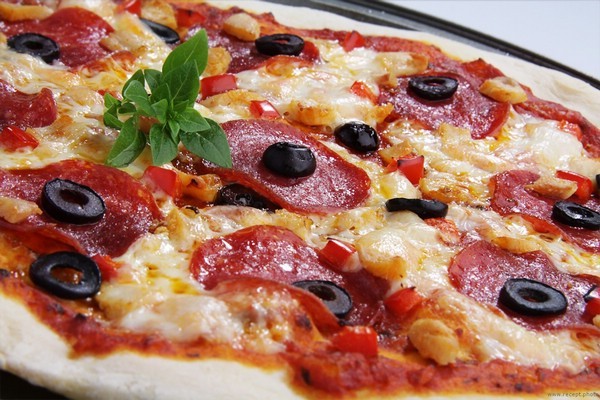 Пицца с сырокопченой колбасой: простой деликатес