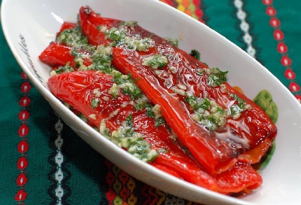 Жареный болгарский перец с чесноком и зеленью: витаминная закуска
