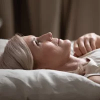 Почему вы чувствуете усталость, но не можете заснуть: 6 причин, которые мешают вам выспаться