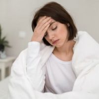 Менструальная мигрень может быть утомительной: советы, как справиться с ней естественным путем